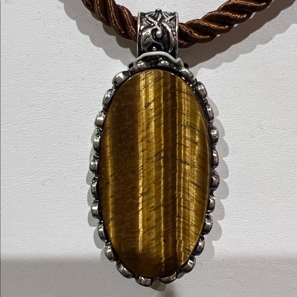 ATTERRI | Semi Precious Stone Statement Piece Necklace - Picture 9 of 10